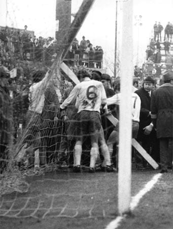 Die Spieler von Werder Bremen versuchen, das umgefallene Tor wieder aufzustellen.