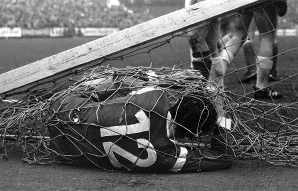 In der Schlussphase der Partie Gladbach gegen Bremen im April 1971 zieht sich Borussia-Stümer Herbert Laumen am Tornetz hoch. Daraufhin kracht der Pfosten nach unten - und der Angreifer liegt wie ein Fisch im Netz.