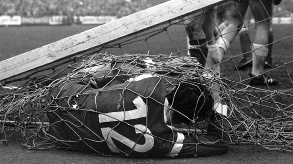 In der Schlussphase der Partie Gladbach gegen Bremen im April 1971 zieht sich Borussia-Stümer Herbert Laumen am Tornetz hoch. Daraufhin kracht der Pfosten nach unten - und der Angreifer liegt wie ein Fisch im Netz.