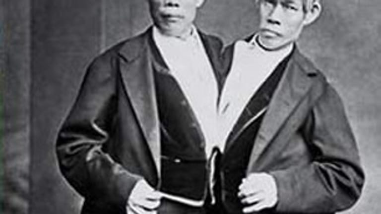 Später wanderte das Brüderpaar in die USA aus. Dort heirateten sie die Schwestern Adelaide und Sarah Yates, mit denen sie zusammen 21 Kinder hatten. Chang und Eng Bunker starben 1874 innerhalb weniger Stunden im Alter von 63 Jahren.