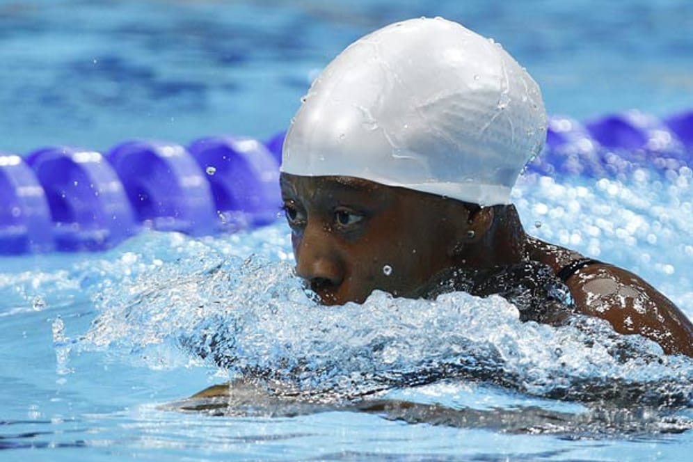 Dede Camara hat bei ihrem Auftritt über 100 Meter Brust sichtlich mit sich und dem Wasser zu kämpfen. Die Schwimmerin aus Guinea kommt aber doch noch an, wenn auch über eine halbe Minute nach der schnellsten Konkurrentin: 1:38 Minuten braucht sie für die Strecke.