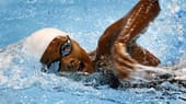 Die Seychellen sind bei Olympia unter anderem durch Aurelie Fanchette vertreten. Die Schwimmerin ist erst 14 Jahre alt, hat aber den olympischen Gedanken schon verinnerlicht: Die Teenagerin kommt bei ihrem Auftritt über 200 Meter Freistil 26 Sekunden nach Weltrekordhalterin Federica Pellegrini ins Ziel, ist aber "dennoch unglaublich stolz, dabei zu sein."