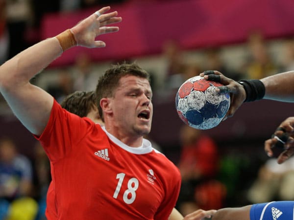 Die britische Handballmannschaft wurde über ein Casting bestimmt. Besonders kurios ist die Geschichte von Daniel McMillan, der American Football in der zweiten deutschen Liga bei den Lübeck Cougars gespielt hat.