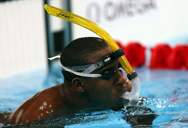 Esau Simpson von der Karibik-Insel Grenada macht vor allem durch seine kuriose Schwimm-Ausstattung von sich reden. Der 21-Jährige tritt mit Schnorchel an – zumindest beim Training.