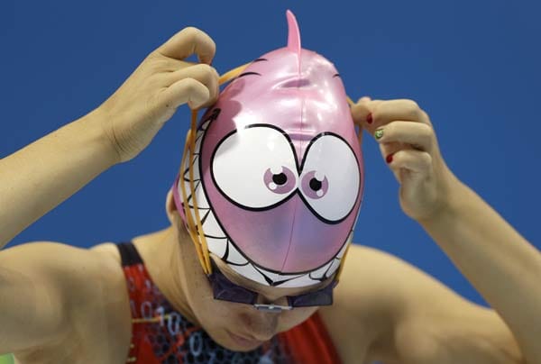 Jennet Saryyeva ist stolz, dass sie bei den Spielen in London Landesrekord geschwommen ist. Turkmenischen Landesrekord. Die 18-Jährige tritt über 400 Meter Freistil an, die letzten 100 Meter davon schwimmt sie allerdings allein. Weil die Konkurrenz schon im Ziel ist. Saryyeva, die mit ihrer lustigen Badekappe immer wieder für Erheiterung sorgt, kommt mehr als 1:30 Minuten nach der Siegerin ins Ziel.