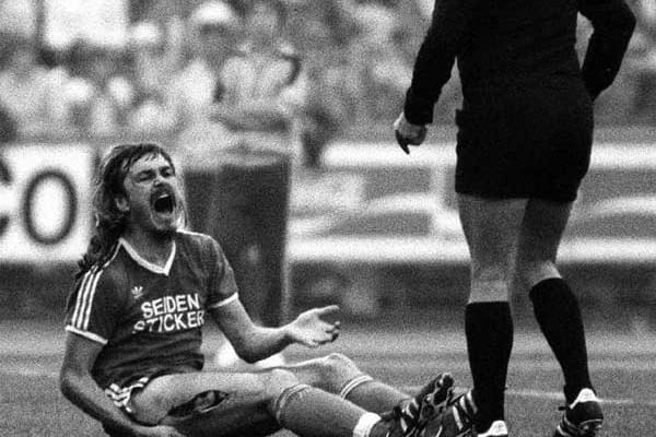 Ewald Lienen Sekunden nach seiner Horror-Verletzung.
