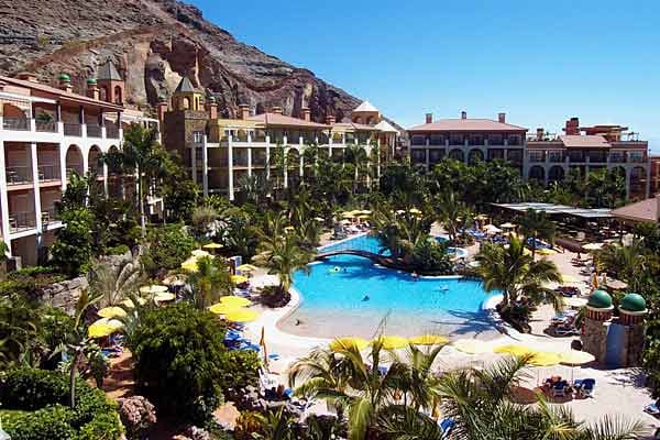 Das Hotel Cordial Mogan Playa: In der Nähe des malerischen Fischerei- und Yachthafens von Puerto Mogán bettet sich die im kanarischen Stil gebaute Anlage in die Felsen.