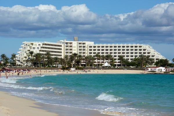 Das Hotel RIU Palace Tres Islas: Außer einem Nachbarhotel befindet sich um die Anlage nichts weiter als völlige Idylle. Dünen soweit das Auge reicht. Die Lage inmitten eines Naturschutzgebietes direkt am Meer macht den Aufenthalt zum perfekten Strandurlaub.