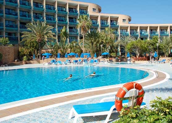 Das Hotel Faro Jandia Fuerteventura: Das ringförmig angelegte Hotel liegt in Jandia, im Süden der Insel. Dieses Gebiet ist bekannt für seine kilometerlangen feinsandigen Strände und besonders geeignet für Familien.