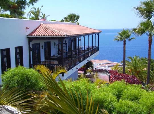 Das Hotel Jardin Tecina: Auf der verträumten Insel La Gomera erhebt sich an der Steilküste ein subtropisches Blumenparadies. Der traumhafte Garten der Anlage kann einmal in der Woche bei einem geführten Rundgang entdeckt werden.