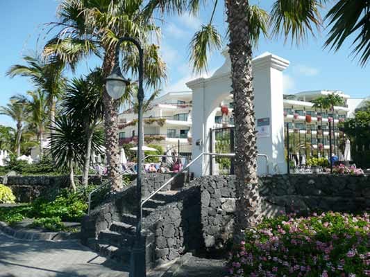 Das Hotel Hipotels Natura Palace: Ein Ort zum Wohlfühlen: Das Vier-Sterne Haus bietet eine fantastische Aussicht über den Ozean mit Blick auf die Nachbarinseln Fuerteventura und Los Lobos.
