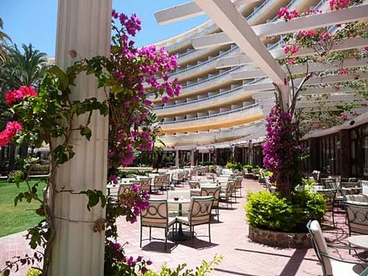 Das Hotel Riu Palmeras: Obwohl das Hotel im belebten Ferienort Playa del Ingles liegt, hat Ruhe oberste Priorität. Animation findet lediglich am Abend statt.