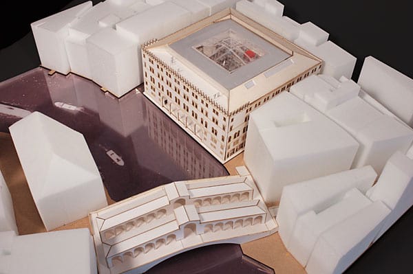 Für das Projekt ist der niederländische Architekt Rem Koolhaas verantwortlich. Doch in seinen geplanten Rolltreppen und einer Dachterrasse wurde ein zu großer Eingriff in historische Strukturen gesehen. Die Zukunft des "Fondaco" ist nun ungewiss.