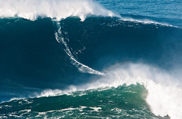 Garrett McNamara surft die Mega-Welle in Portugal. Bei 24 Metern steht nun der Weltrekord. 15.000 Dollar kassiert der US-Amerikaner dafür.