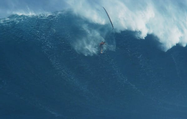 "Jaws" vor Hawaii bringt echte Giganten mit sich. Diese Welle kann Garrett McNamara nicht stehen und bekommt dafür 2.000 Dollar Schmerzensgeld.