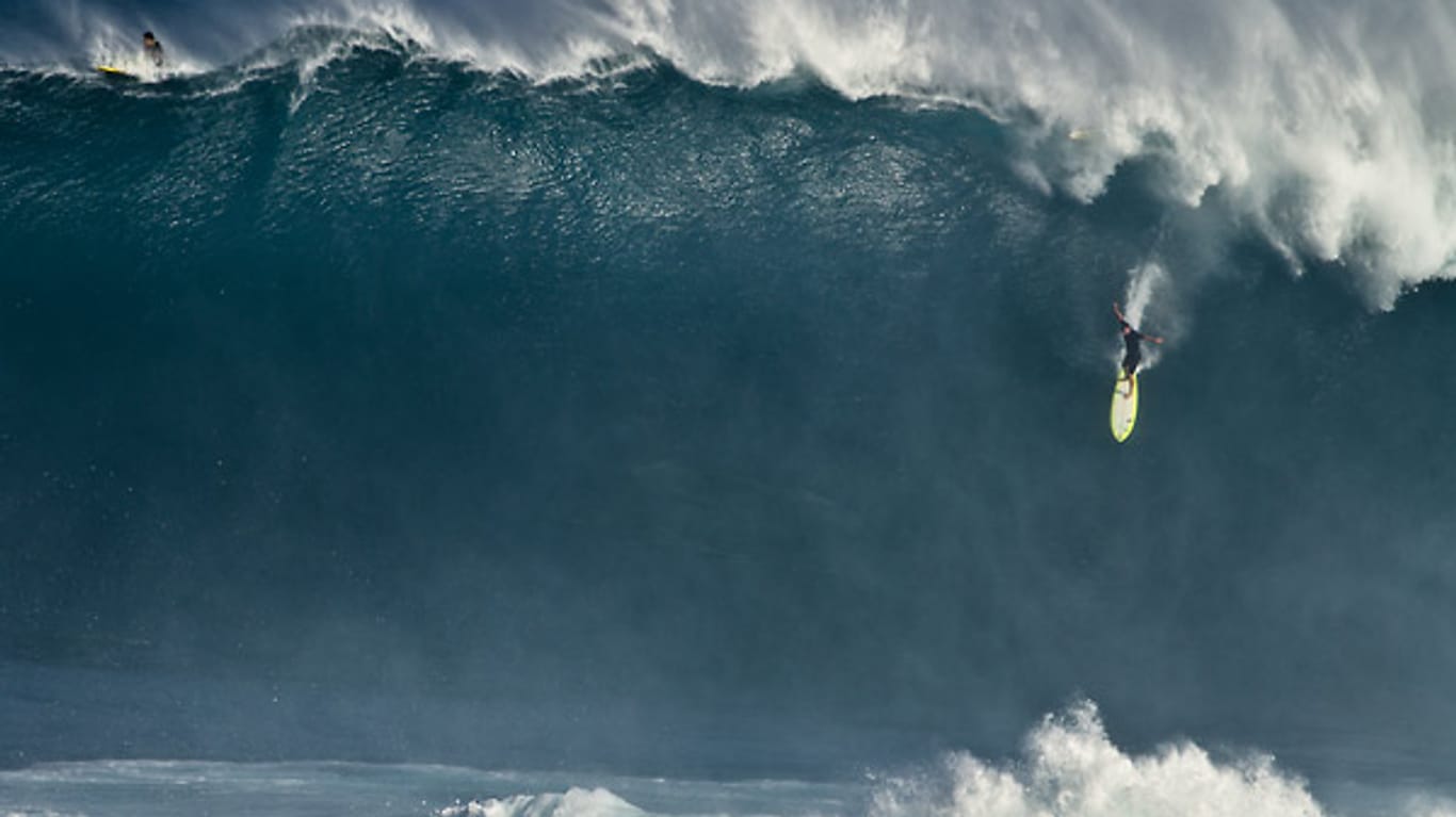 Der Hawaiianer Dave Wassel sicherte sich in "Jaws" vor Hawaii 15.000 Dollar Preisgeld für den Paddle Award, bei dem der Surfer ausgezeichnet wird, der die größte Welle nur mit der Hilfe seiner Arme anpaddelt.