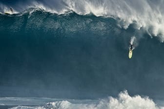 Der Hawaiianer Dave Wassel sicherte sich in "Jaws" vor Hawaii 15.000 Dollar Preisgeld für den Paddle Award, bei dem der Surfer ausgezeichnet wird, der die größte Welle nur mit der Hilfe seiner Arme anpaddelt.