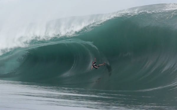 Der Brasilianer Rodrigo Koxa stürzt auf der legendären Welle Teahupoo vor Tahiti. Der Spot ist deshalb so gefährlich, da nur wenige Meter unter der Wasseroberfläche ein scharfes Riff liegt. Beim Wellenreiten in diesem Gebiet starben schon einige Surfer. Koxa blieb unverletzt, Preisgeld gab es keines.