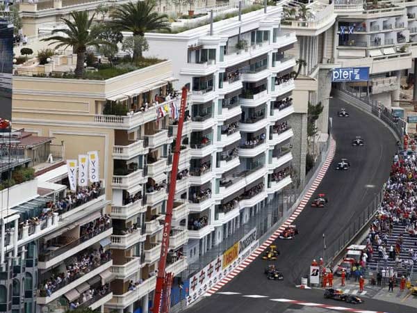 Formel 1 – Monaco: Der Große Preis von Monaco ist der Klassiker unter den Formel-1-Rennen. Die Strecke zeichnet sich durch ihre engen Straßen und die verhältnismäßig kurze Renndistanz aus. 2011 belegte Sebastian Vettel Platz eins auf dieser legendären Rennstrecke. Rekordsieger des seit 1950 veranstalteten Großen Preises von Monaco ist Aryton Senna.
