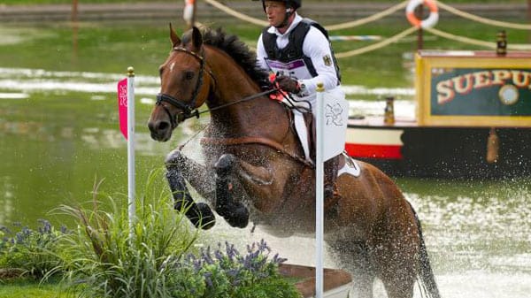 Mit seinem Null-Fehler-Ritt im Greenwich Park macht Welt- und Europameister Jung an seinem 30. Geburtstag auf seinem Pferd Sam den Olympiasieg der deutschen Equipe vorzeitig perfekt und sicherte der deutschen Olympia-Mannschaft die erste Goldmedaille in London.