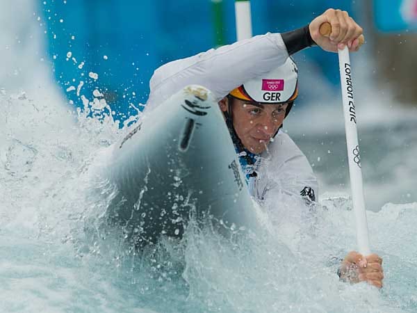 Sideris Tasiadis paddelt im Wildwasser-Kanal im Lee Valley White Water Centre auf Platz zwei und holt die Silbermedaille.