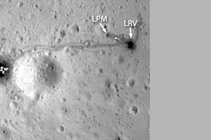 Die Fahnen der NASA-Missionen - wie hier von Apollo 16 - sind noch auszumachen. Nur die wichtigste fehlt.
