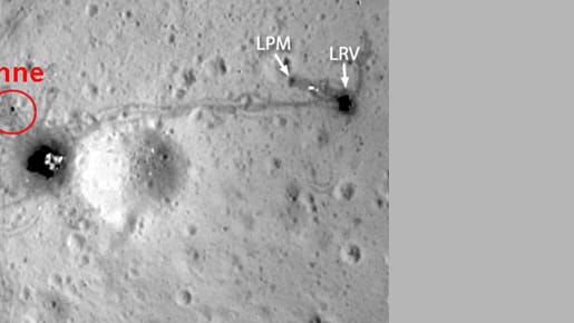 Die Fahnen der NASA-Missionen - wie hier von Apollo 16 - sind noch auszumachen. Nur die wichtigste fehlt. Die Fahnen der NASA-Missionen - wie hier von Apollo 16 - sind noch auszumachen. Nur die wichtigste fehlt.