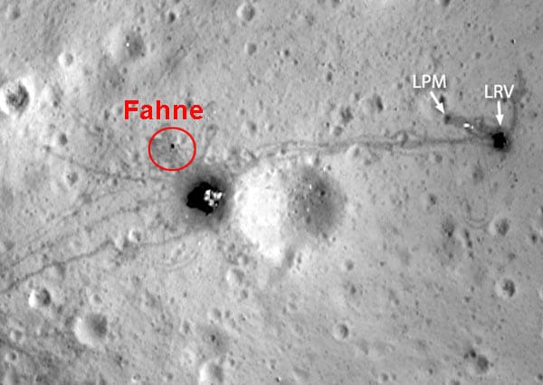 Die Landezone von Apollo 16, der vorletzten bemannten Mission auf den Erdtrabanten. Rechts ist das Mondauto zu erkennen, auf der linken Seite die von den USA eingerammte Fahne.