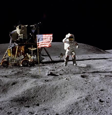Astronaut John Young am 21. April 1972 neben der US-Flagge.