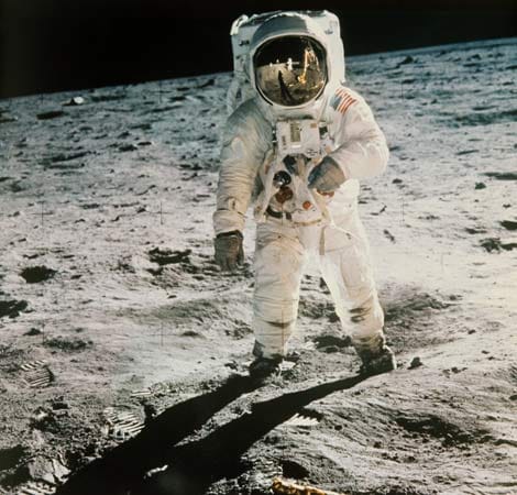 Noch viel berühmter ist dieses Bild von Edwin Aldrin vom 20. Juli 1969, der nach seinem Kollegen Neil Armstrong (zu sehen im verspiegelten Visier) als zweiter Mensch den Mond betritt.