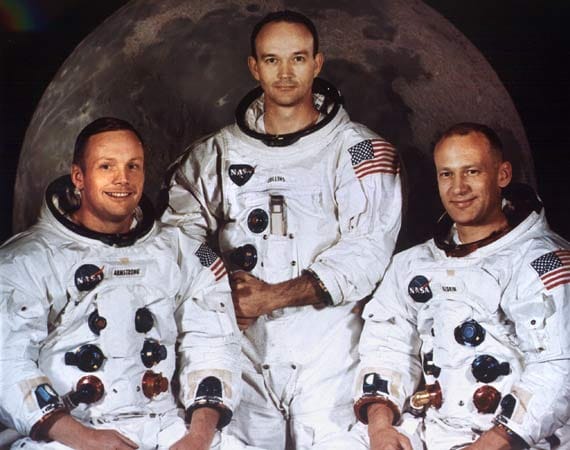 Apollo 11 mit den Astronauten Armstrong, Aldrin und Michael Collins (Mitte) ist die erste und bekannteste bemannte Mond-Mission. Ausgerechnet ihre Fahne ist auf dem Mond nicht mehr zu finden.
