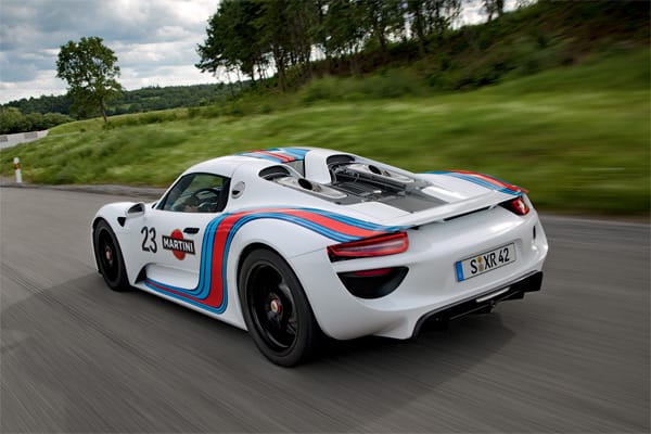 Das legendäre Martini-Design lebt beim Porsche 918 Hybrid wieder auf.