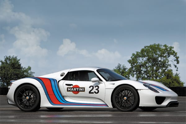 Die Martini-Lackierung steht nur für den Porsche 918 Spyder zur Verfügung. Bereits 1971 gewann Porsche mit dem Modell 917 im Martini-Dress die 24 Stunden von Le Mans.
