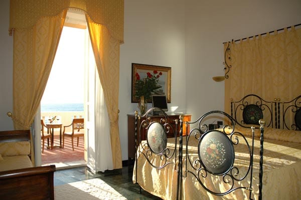 In der "Villa Las Tronas Hotel & Spa" residiert man ganz im Bond-Stil in der ehemaliger Königsresidenz auf einer Landzunge Sardiniens, wohnt in Zimmern mit aristokratischem Charme und spektakulärem Meerblick.