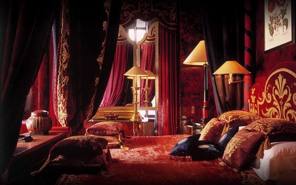 Je nach Zimmertyp schläft man im Blakes stilecht. Jedes Zimmer ist hier individuell gestaltet. Für romantische Nächte sorgen in Rot gehaltene Suiten.