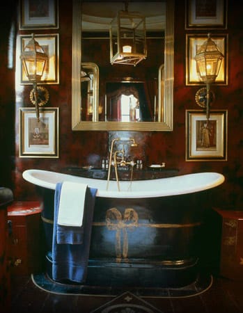 Das Interieur des "Design & Boutique Hotel" ist bis ins Detail durchdacht. Edle Badewannen mit goldenen Wasserhähnen in einem farblich abgestimmten Umfeld machen Lust auf eine Schaumparty mit einem Bond-Girl.
