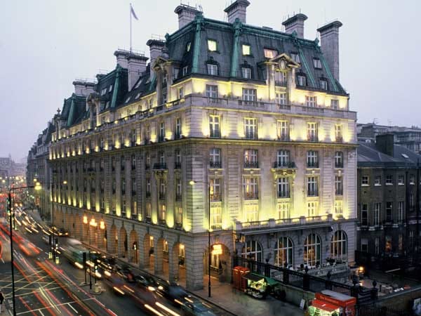 Die Themse-Metropole ist die klassische James Bond-Stadt und bereits in mehreren Filmen vertreten gewesen. Bekannt sind unter anderem die Anfangsszene von „Liebesgrüße aus Moskau“ mit Sean Connery im "The Ritz London".