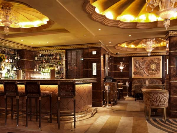Die Rivoli-Bar im "Ritz London" ist der perfekte Ort für geschüttelte Martinis, Whisky Sour und Zigarren. Hier soll auch Bond-Erfinder Ian Flemming selbst gerne gesessen haben.