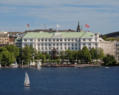 Pierce Brosnans atemberaubende Kletterszene von der Suite aufs Hoteldach in „Der Morgen stirbt nie“ wurde im "Hotel Atlantic Kempinski" in Hamburg gedreht.
