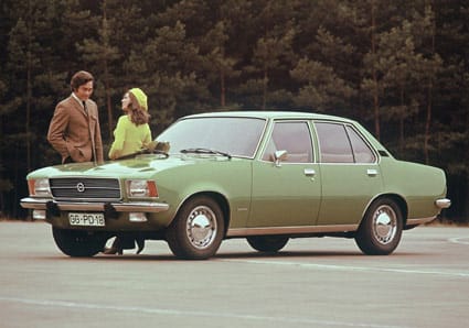 Der Ford Consul trat 1972 gegen die im gleichen Jahr vorgestellte vierte Baureihe des Opel Rekord an, der vor 40 Jahren die deutsche Mittelklasse beherrschte.