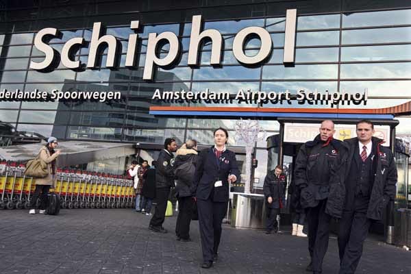 Die niederländische Metropole gilt als eine der unvergesslichsten Städte weltweit, die darüber hinaus mit einem der originellsten Flughäfen aufwartet. Im Inneren des Flughafens befindet sich eine Ausstellung des nationalen Rijksmuseums, wo Besucher die Kunstwerke van Goghs und anderer niederländischer Künstler bestaunen können.