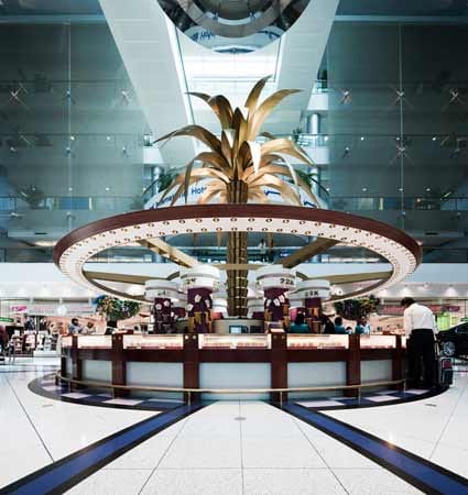 Der Dubai International Airport ist heute der geschäftigste Flughafen weltweit und eine absolute Ausnahmeerscheinung in Sachen Design und Luxus.