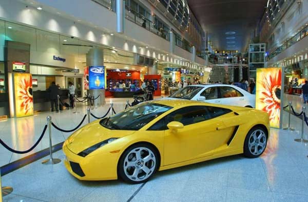 Selbst teure Sportwagen stehen im Terminal.