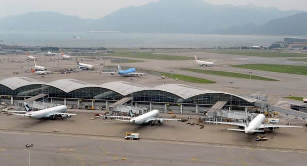 Hong Kong International Airport: Der supermoderne Flughafen liegt auf der Insel Chek Lap Kok und belegt derzeit Platz zwei der geschäftigsten Passagierflughäfen weltweit.