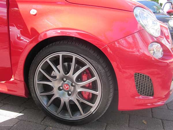Die 17 Zoll großen Felgen sind im Ferrari-Design gehalten, darunter die rot lackierten Sättel der Brembo-Bremsanlage.