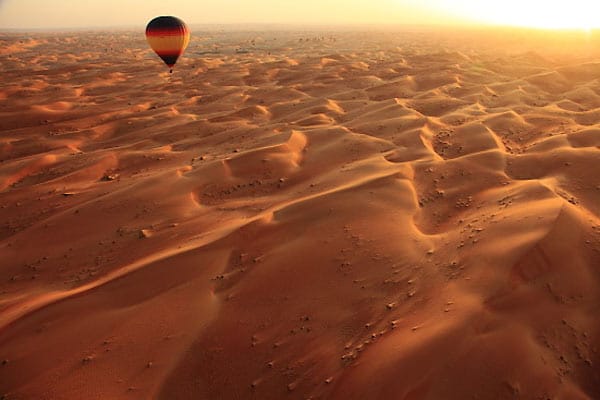 Es gibt viele Arten Dubais Wüste zu durchqueren. Doch nichts ist so eindrucksvoll wie ein Flug mit dem Heißluftballon über die einmalige Dünenlandschaft.