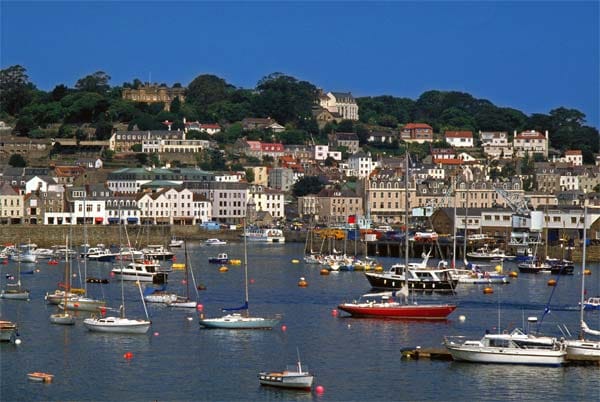 Buntes Bild am Hafen: St. Peter Port ist die Hauptstadt der Kanalinsel Guernsey.