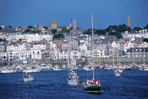 Mittelpunkt des Insellebens - die Straßen von Guernseys Hauptstadt St. Peter Port ziehen sich von der Uferpromenade aus an mehreren Hängen hinauf.