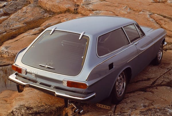 Einer der berühmtesten Shooting Brakes ist der Volvo P1800 ES. Der Schwede ist nicht nur aufgrund seines markanten Aussehens mit den großen Glasflächen, die ihm den Spitznamen "Schneewittchensarg" einbrachten, ein Klassiker.