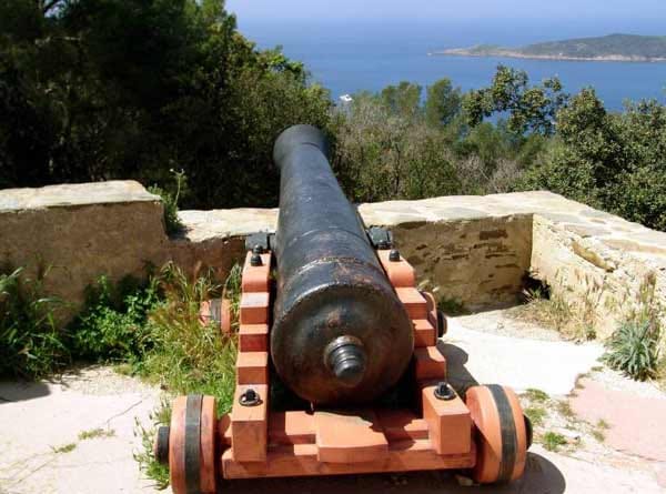 Kanone der Festung von Port Cros: Nachts versinkt Port-Cros in tiefster Ruhe - bis morgens aus dem ersten der vier Restaurants am Hafen das Radio dudelt.